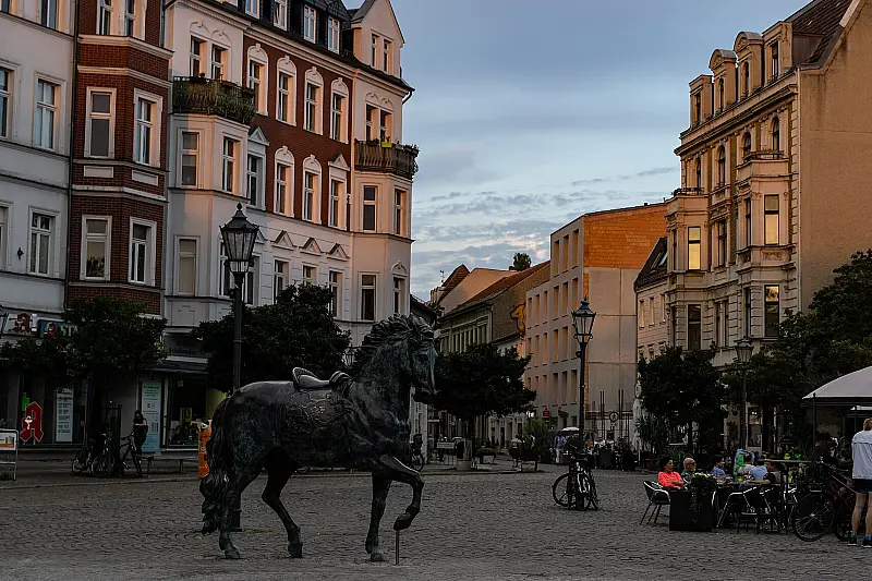 Altstadt Köpenick: Platz mit Pferdeskulptur zwischen historischen Wohn- und Geschäftshäusern