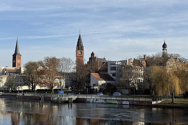 Köpenick vom Wasser aus gesehen: Kirchturm, Rathausturm und Schlossplatztheater, aufgenommen von der Langen Brücke